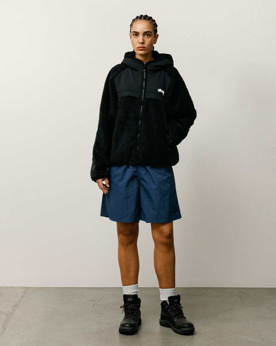 kapuzenjacke mit sherpa-einsätzen